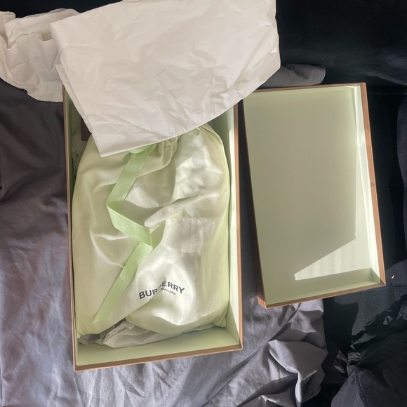 Burberry Brand New 9 US - Picture 6 of 7